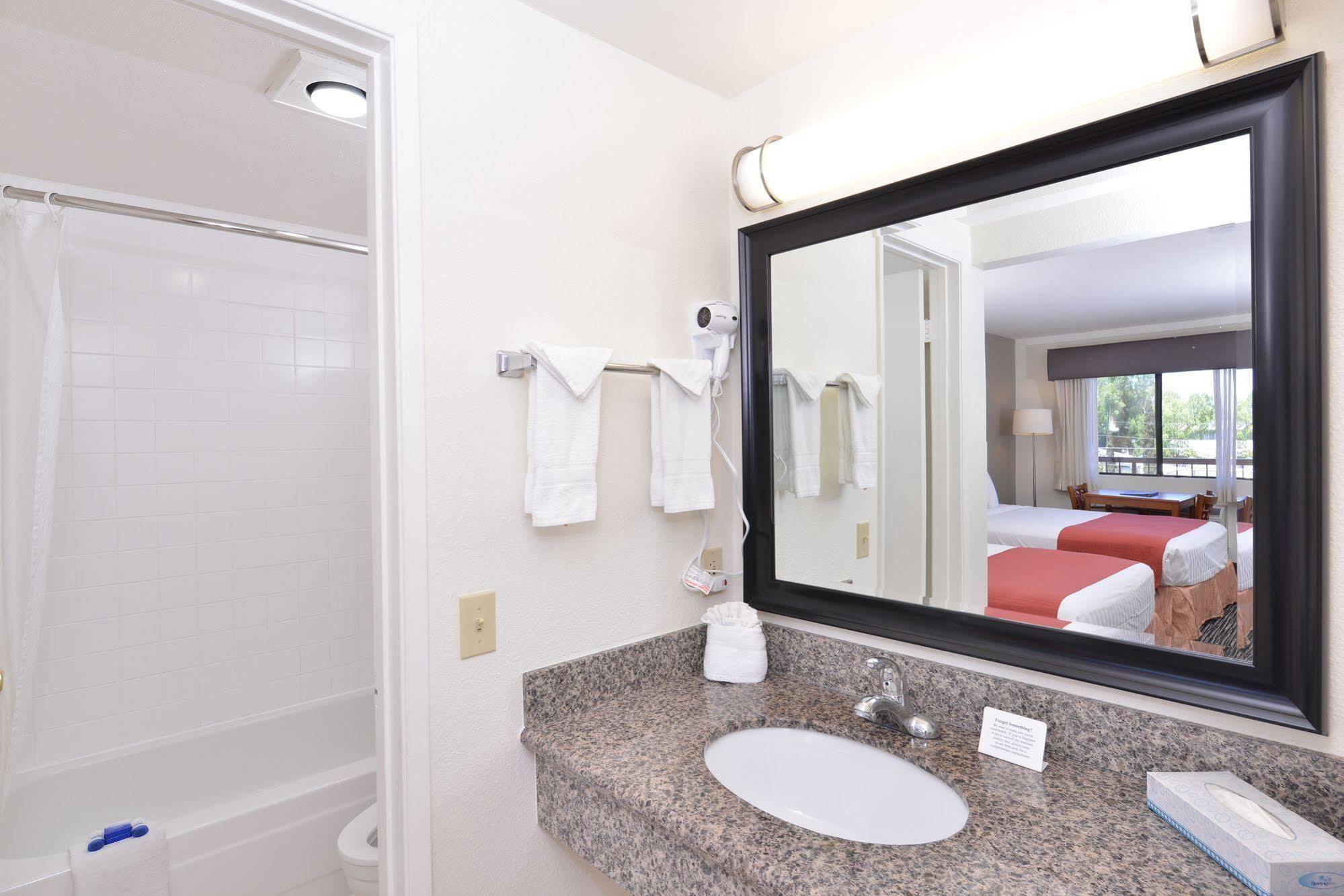 Pleasant Inn San Diego Room photo